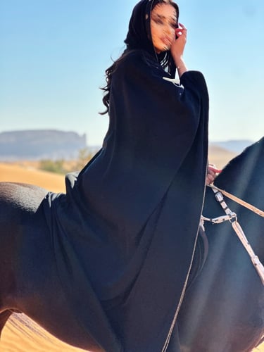 عباية بلاك بيري أسود مع شانتون أسود وذهبي