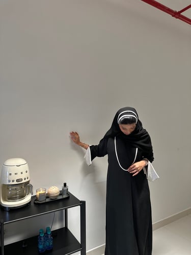 عباية كريب سي واي اسود وبيج