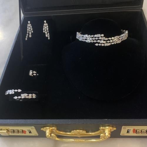 Luxury white choker