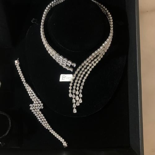 Distinctive choker set