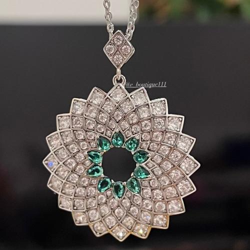 Soft set with green stone