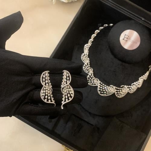 Soft set with a distinctive design