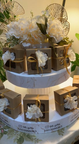 ستاند يحتوي على 18 علبه تحتوي ع مكعبات مسك