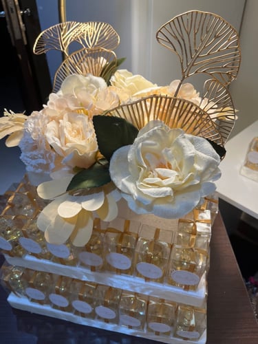 ستاند تولات يحتوي ع 50 توله مع تنسيق الورد