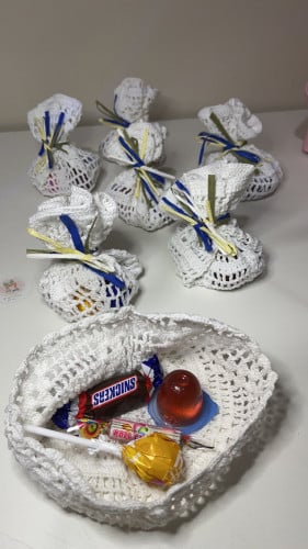 طاقيه اطفال تحتوي على حلويات