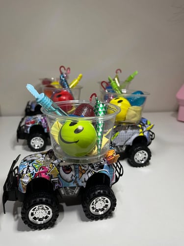 تحتوي العيدية على سيارة و كوره وحلويات وبالون ومنف...