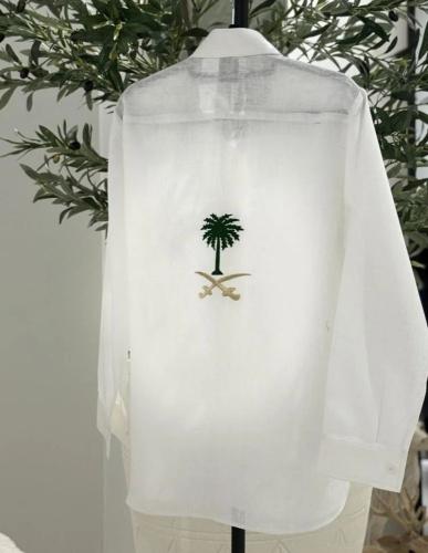 قميص كتان مع شعار سيفين ونخلة