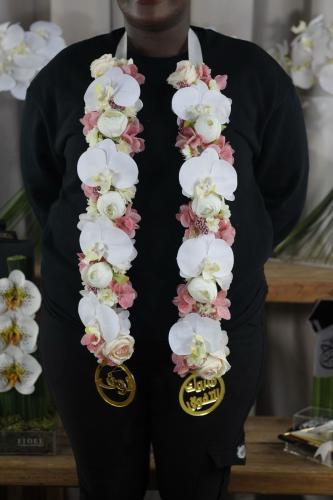 عقد تخرج فاخر بالاوركيد والورود الوردية