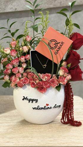 تنسيق فازه الفلنتاين ورد طبيعي مع سلسال
