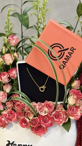 تنسيق فازه الفلنتاين ورد طبيعي مع سلسال