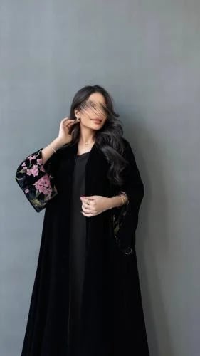عباية مخمل فاخرة بتطريز ورد على الأكمام