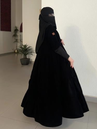 عبايه نص كلوش طقطق مخمل كامل اكمام ستريتش مع طرحه