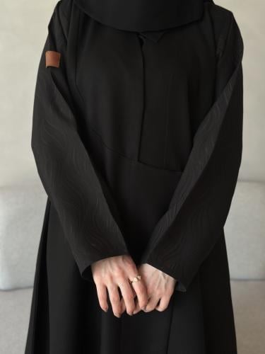 عبايه نص كلوش قماش كريب الاناقه و الاكمام جاكارا م...