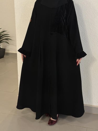 عبايه نص كلوش قماش سيراميك تدخيلات مخمل مكسر مع طر...