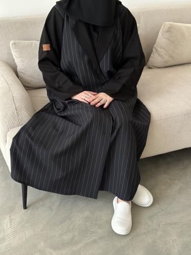 عباية بليزر ربع كلوش كريب مقلم-2 طقطق مع مرد داخلي