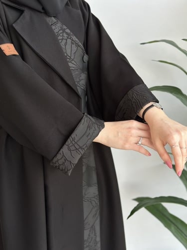 عباية ربع كلوش قماش كريب وجاكارا مع طرحة