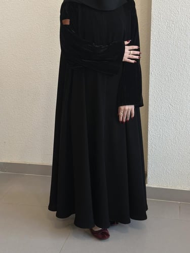 عبايه كلوش قماش سيراميك اكمام مخمل مكسر مع طرحه طر...