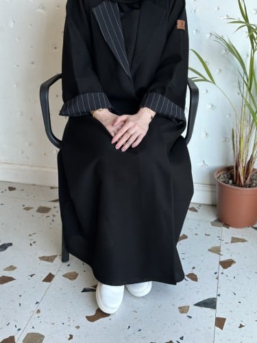 عباية بليزر قماش كريب و كريب مقلم مع مرد داخلي