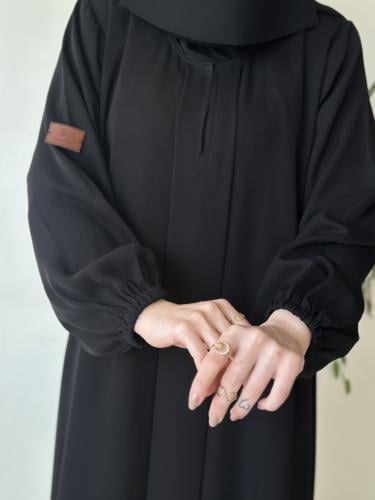 عباية عملية مسكرة بالكامل مع طقطق من الصدر و طرحة
