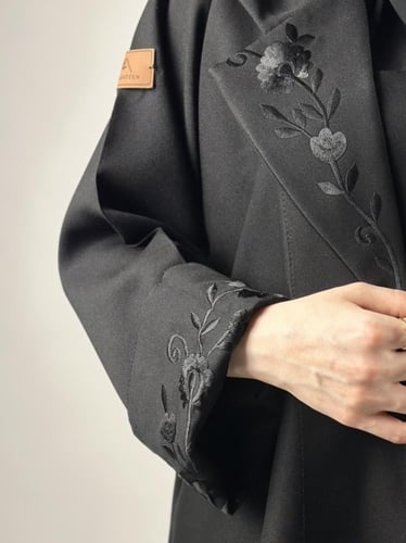 عباه بليزر ربع كلوش تطريز بالاكمام و القبه مع طرحه