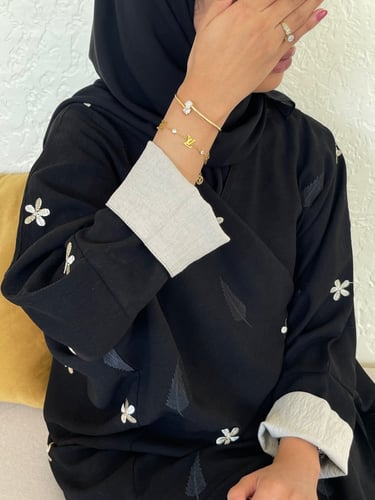 عباه نص بشت بتطريز ورد العباه لف