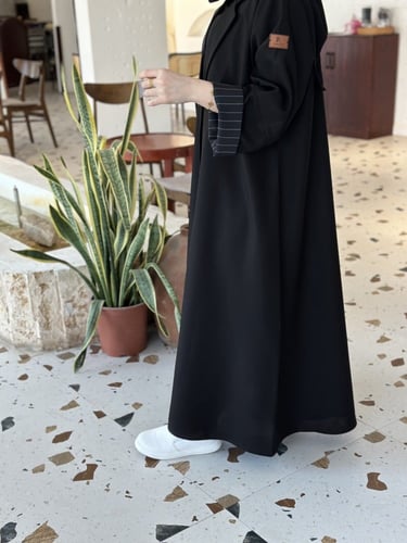 عباية بليزر قماش كريب و كريب مقلم مع مرد داخلي