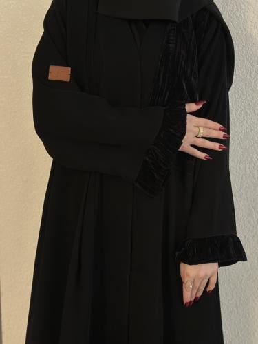 عبايه نص كلوش قماش سيراميك تدخيلات مخمل مكسر مع طر...