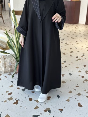 عباية بليزر قماش كريب و كريب مقلم مع مرد داخلي