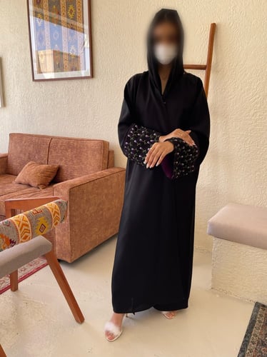 عباه تطريز بالكم باللون الموف و صفطه متحرك الموف