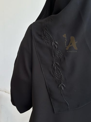 عباية سوداء نص كلوش بطقطق - قماش أنترنت