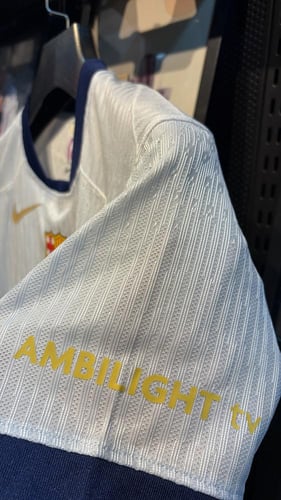 تشيرت برشلونه الأبيض 2026