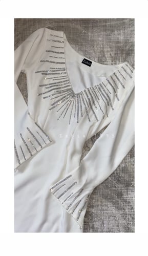 فستان مزين بالكريستال