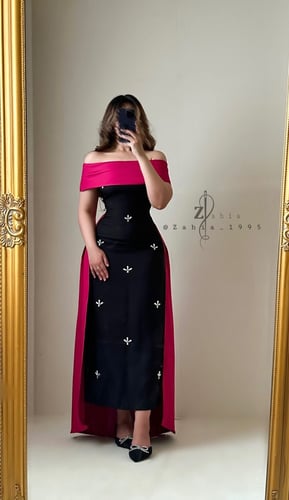 الفستان المزين باللؤلؤ والكريستال