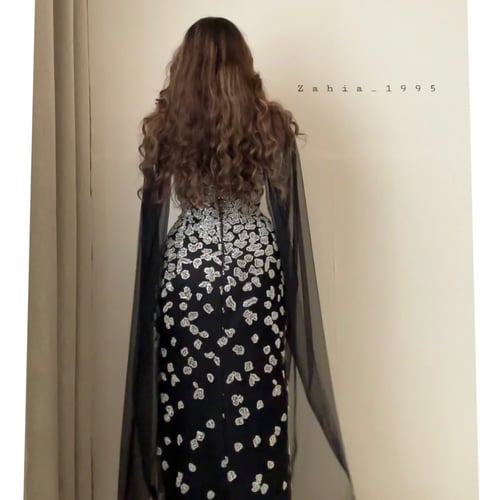 فستان أسود باكمام التل