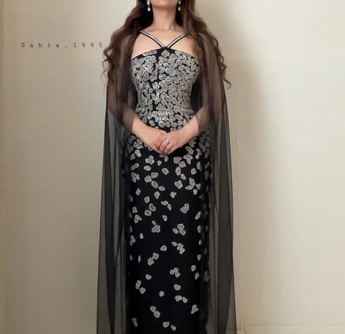 فستان أسود باكمام التل