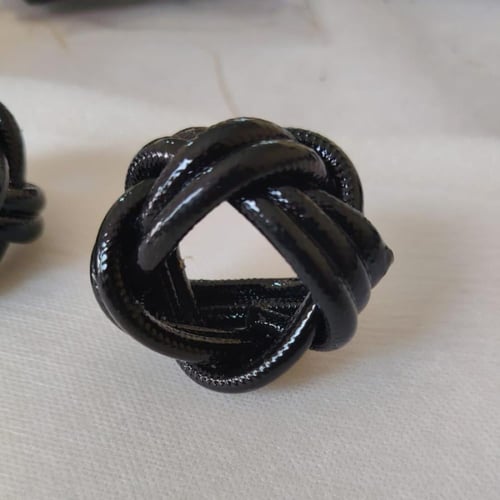 عقدة الشارة الخشبية أسود