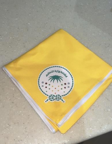 منديل شعار التعليم لون اصفر