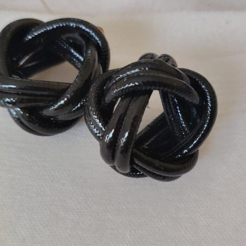 عقدة الشارة الخشبية أسود