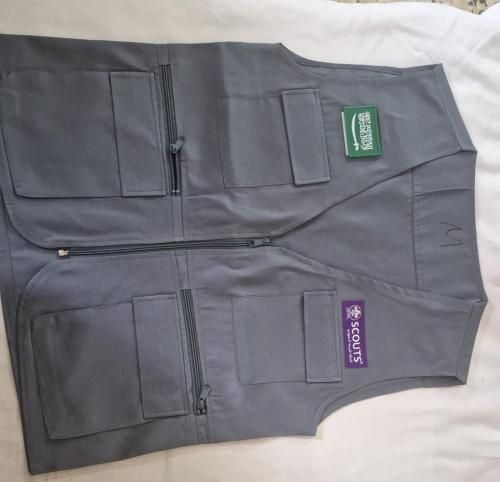 سديري جاكيت قائد أو قائدة رصاصي بالشعارات