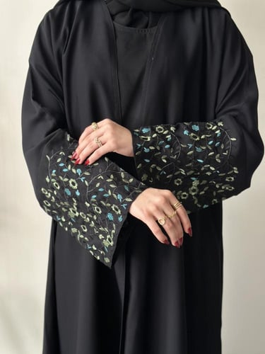 عباية أنيقة مع تطريز ورود على الاكمام