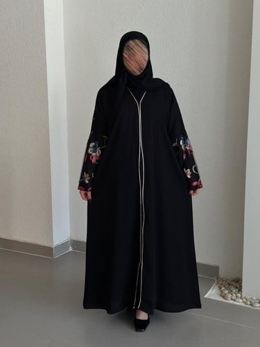 عباية مع اكمام بقماش تل بتطريز ورود
