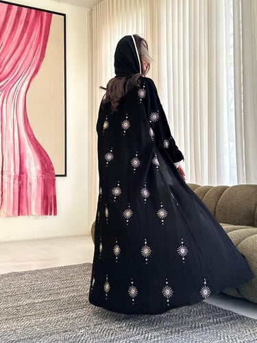 عباية ملكي مطرز بلون بيج