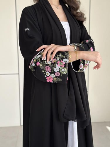 عباية مع تل مطرز