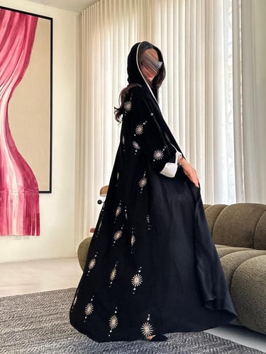 عباية ملكي مطرز بلون بيج