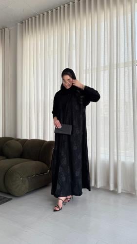 عباية بقصة A لاين عملية بتصميم دبل فيس وجة دانتيل...