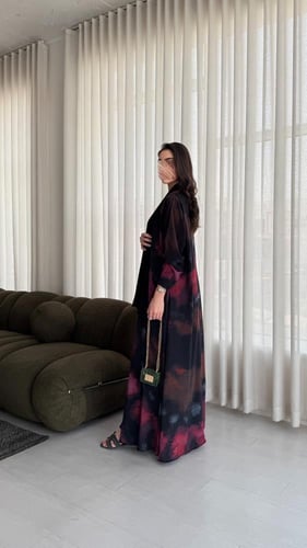عباية دبل فيس لون أسود مع وجة مموج بعدة ألوان