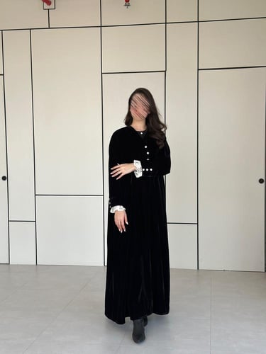 عباية مخمل مع دانتيل ابيض