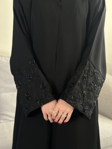 عباية أنيقة مع شك على الاكمام