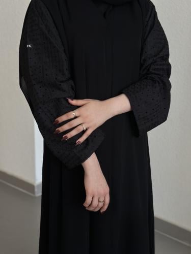 عباية بقصة ربع كلوش مع قماش هندي مطرز