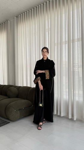 عباية أنيقة بقماش كتان بتطريز باللون الاخضر